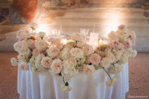 tavolo sposi con  rose  e peonie